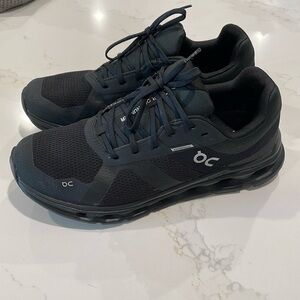 On cloud waterproof running shoe. Worn once!